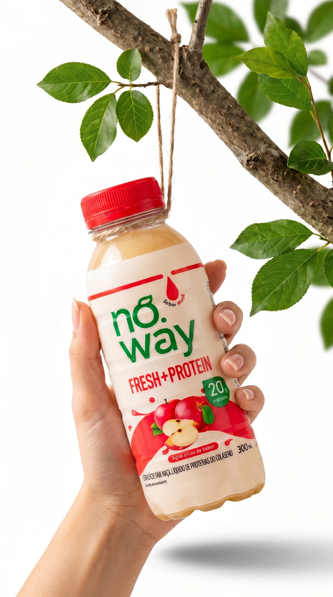 Mão segurando garrafa de noway Fresh+Protein pendurada em galho de árvore